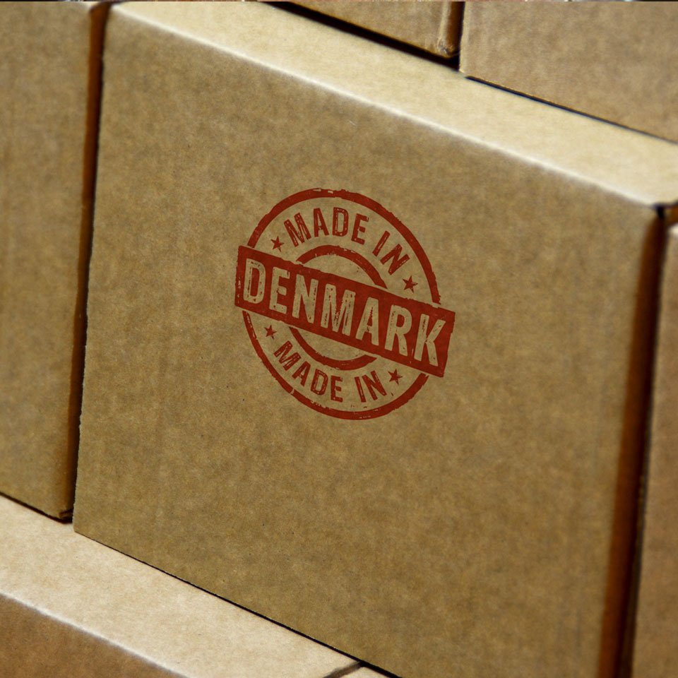 Papkasse med Made in Denmark label