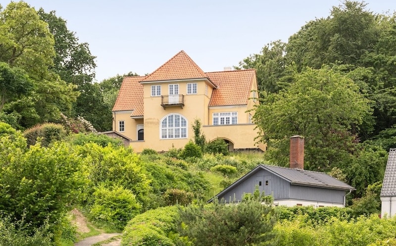 Restoration and renovation of the Baroness House by the Vejle Fjord