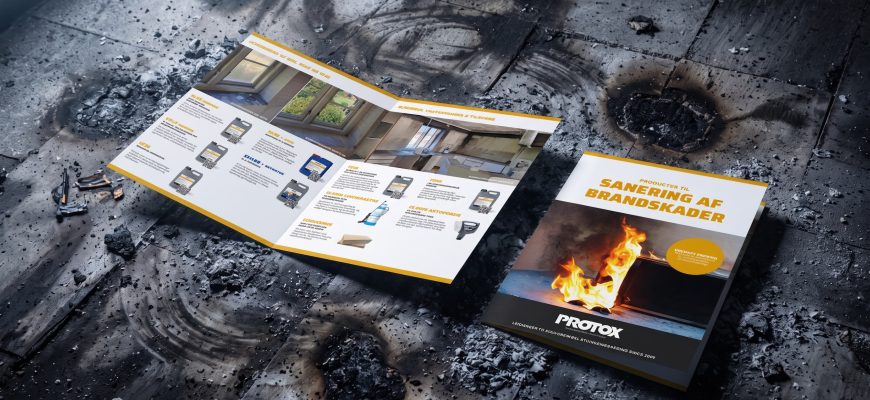 En brochure om sanering af brandskader ligger på et forkullet gulv.